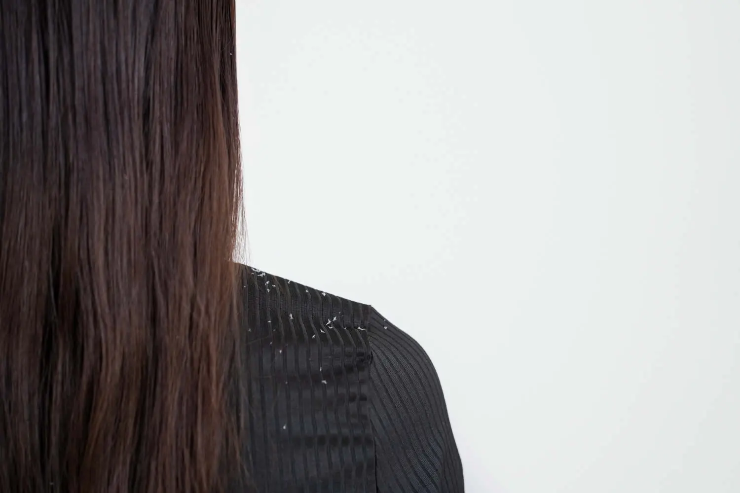 close-up-woman-with-dandruff